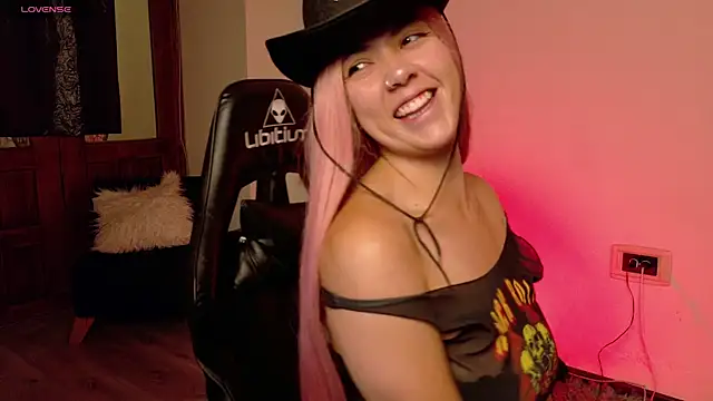 Aurora Hotson online show from November 14, 1:15 am