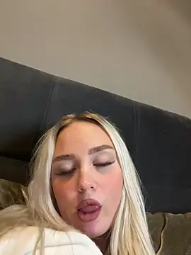 Snapshot of CherryEmmy chatting on December 21, 7:49 pm CherryEmmy online show from December 21, 7:49 pm