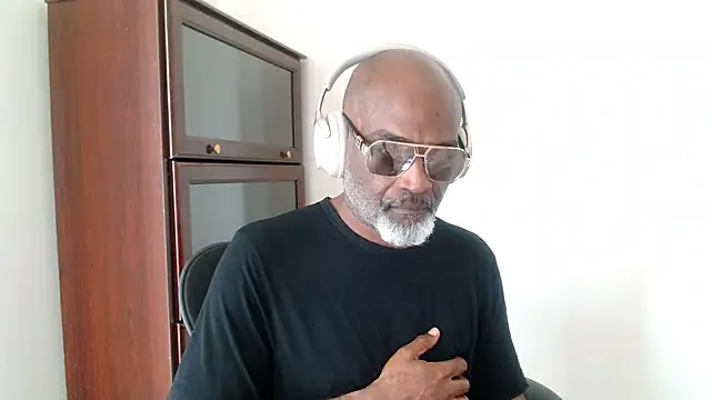 sinnernoir online show from April 16, 1:56 pm