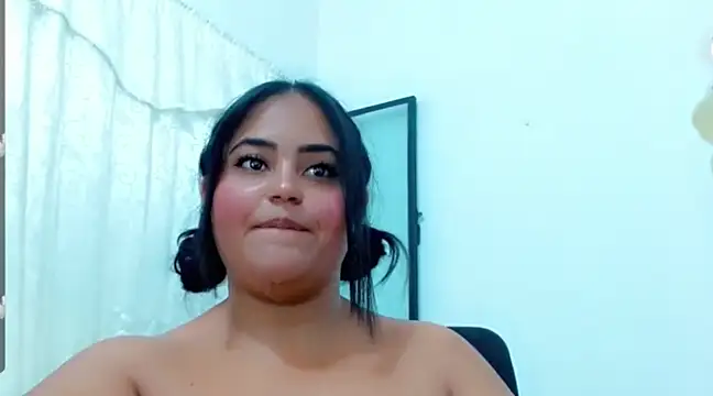 Snapshot of emyli_23 chatting on February 13, 6:48 pm emyli 23 online show from February 13, 6:48 pm