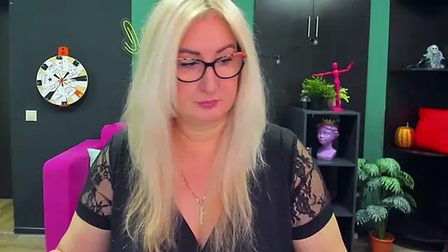 ChristyBrooks online show from February 19, 12:11 pm