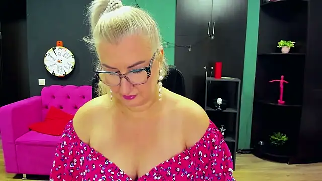 ChristyBrooks online show from October 17, 9:12 am