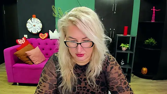 ChristyBrooks online show from November 12, 6:14 am