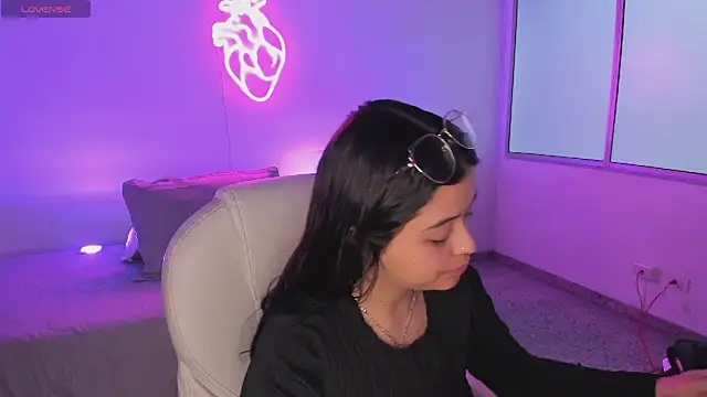 Snapshot of Ariana_Pierce chatting on November 15, 12:23 pm Ariana Pierce online show from November 15, 12:23 pm