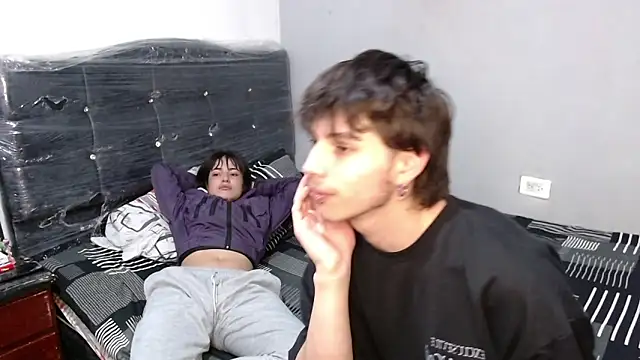 Snapshot of pervertsteens3 chatting on December 17, 11:27 pm pervertsteens3 online show from December 17, 11:27 pm