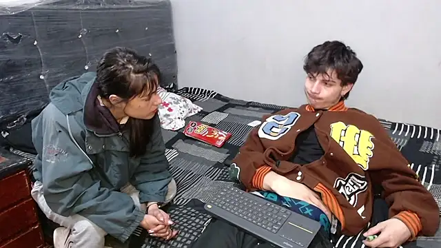 Snapshot of pervertsteens3 chatting on December 18, 2:53 am pervertsteens3 online show from December 18, 2:53 am