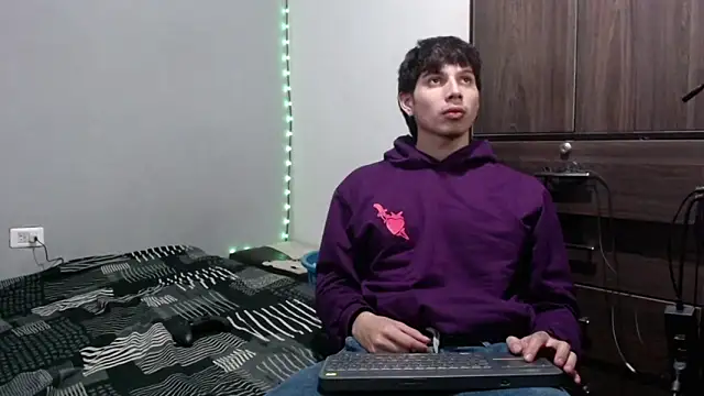 Snapshot of pervertsteens3 chatting on September 14, 3:05 am pervertsteens3 online show from September 14, 3:05 am