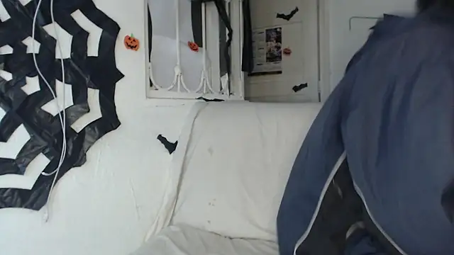 Snapshot of pervertsteens3 chatting on October 29, 6:26 am pervertsteens3 online show from October 29, 6:26 am