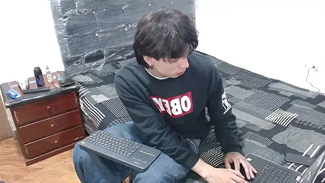 Snapshot of pervertsteens3 chatting on November 6, 7:04 pm pervertsteens3 online show from November 6, 7:04 pm