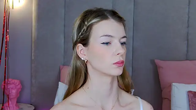 Snapshot of MeganMour chatting on February 16, 7:38 pm MeganMour online show from February 16, 7:38 pm