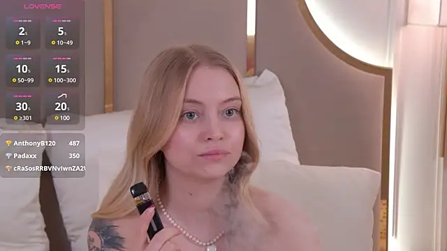 Snapshot of DorisHell chatting on January 11, 12:33 am DorisHell online show from January 11, 12:33 am