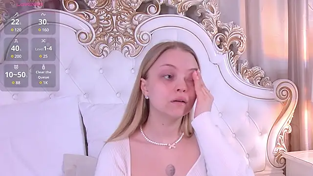 Snapshot of DorisHell chatting on February 8, 3:53 pm DorisHell online show from February 8, 3:53 pm