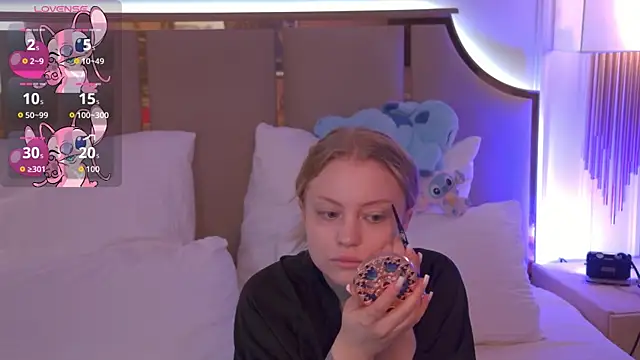 Snapshot of DorisHell chatting on November 19, 3:06 am DorisHell online show from November 19, 3:06 am