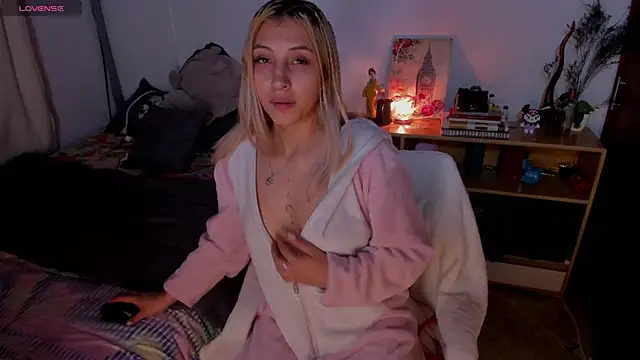 cuteweed420 online show from January 6, 3:10 am