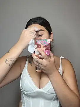 SaraBraun  online show from April 7, 4:40 pm