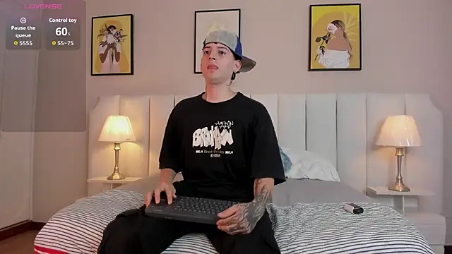 Snapshot of sett_and_gwen chatting on February 26, 3:49 am sett and gwen online show from February 26, 3:49 am