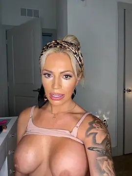 Snapshot of sophiamariexoxo240 chatting on September 28, 5:07 pm sophiamariexoxo240 online show from September 28, 5:07 pm