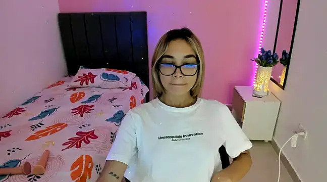 Snapshot of davinacaro chatting on December 12, 8:43 pm davinacaro online show from December 12, 8:43 pm