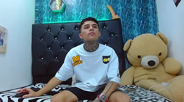 Snapshot of exotic_hot_couple chatting on February 25, 9:57 pm exotic hot couple online show from February 25, 9:57 pm