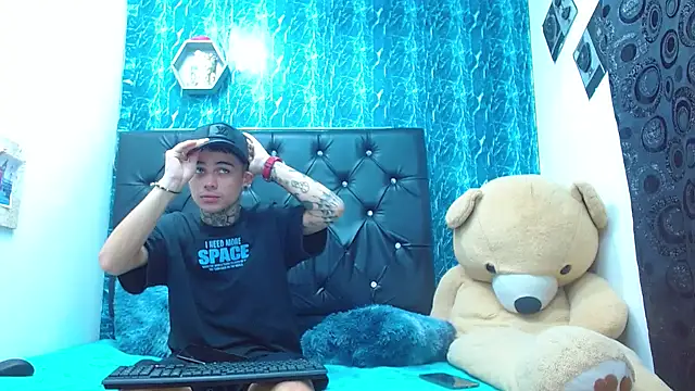 Snapshot of exotic_hot_couple chatting on March 18, 2:15 am exotic hot couple online show from March 18, 2:15 am