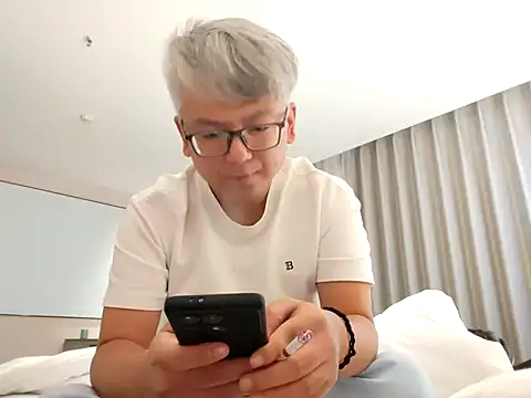 Snapshot of leoUSIR chatting on October 25, 5:51 pm leoUSIR online show from October 25, 5:51 pm