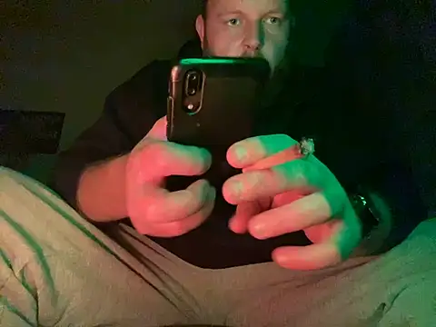 Snapshot of TinyDickBear chatting on December 24, 2:21 am TinyDickBear online show from December 24, 2:21 am