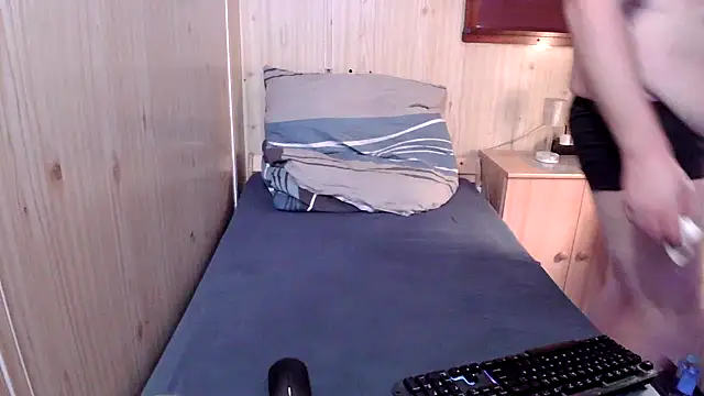 Snapshot of TinyDickBear chatting on February 8, 11:01 am TinyDickBear online show from February 8, 11:01 am