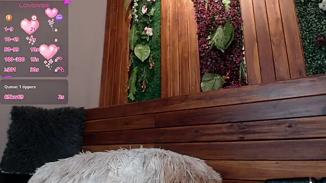 Snapshot of antonellaroux chatting on February 25, 7:31 am antonellaroux online show from February 25, 7:31 am