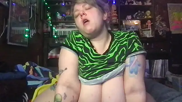 SleazeLouize online show from December 16, 4:39 am