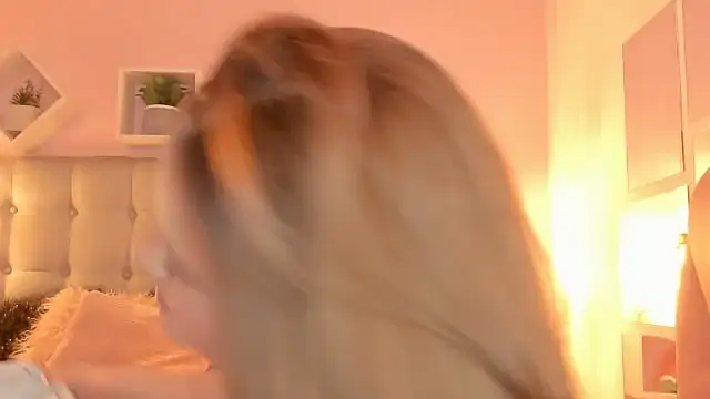 Snapshot of melanie_hh chatting on November 25, 4:01 am melanie hh online show from November 25, 4:01 am