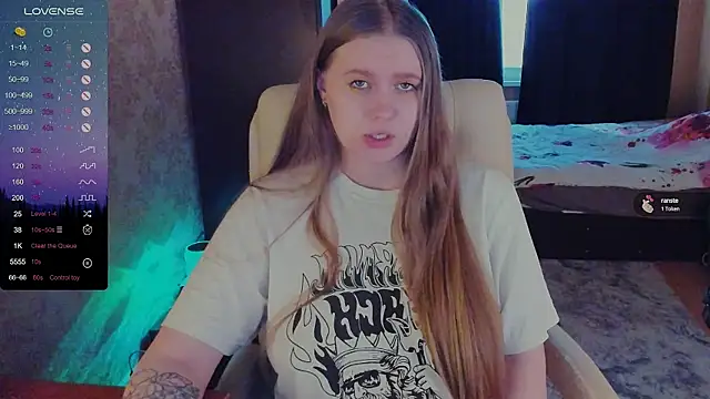 Snapshot of Alice_Dreamgirl_ chatting on January 17, 8:45 am Alice Dreamgirl  online show from January 17, 8:45 am