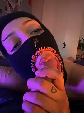 Snapshot of littlewitchxoxo chatting on February 22, 3:47 pm littlewitchxoxo online show from February 22, 3:47 pm