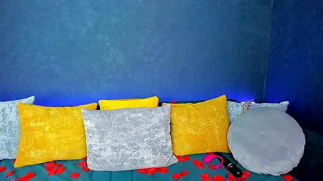 Curvy Dynamite  online show from February 15, 1:10 am