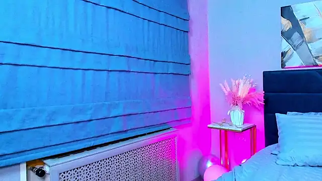 Curvy Dynamite  online show from March 15, 7:20 am