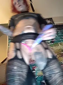 Snapshot of MommyMisfit chatting on December 14, 10:03 pm MommyMisfit online show from December 14, 10:03 pm