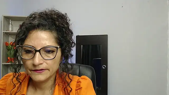 Snapshot of arianna_ros3 chatting on February 7, 6:13 pm arianna ros3 online show from February 7, 6:13 pm