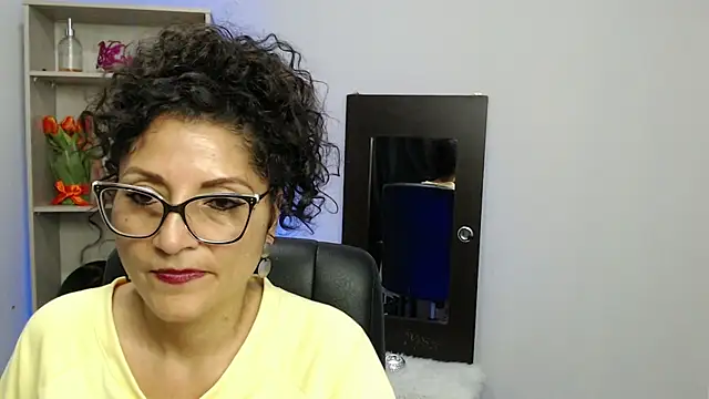 Snapshot of arianna_ros3 chatting on February 8, 6:33 pm arianna ros3 online show from February 8, 6:33 pm