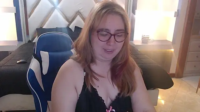 Snapshot of chloe_prg chatting on August 4, 2:37 am chloe prg online show from August 4, 2:37 am