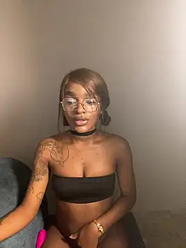 Snapshot of Zizi-campbel chatting on January 19, 9:57 am Zizi-campbel online show from January 19, 9:57 am