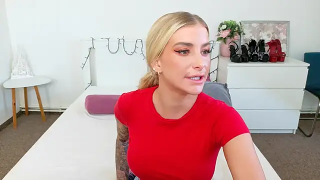 Lia Benini online show from April 25, 7:11 am