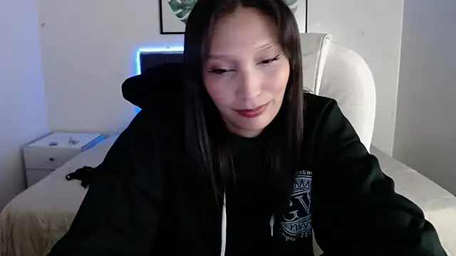 Snapshot of mia_collens chatting on December 18, 1:00 am mia collens online show from December 18, 1:00 am