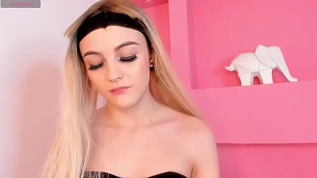 Snapshot of KendalPrince chatting on October 12, 6:23 am KendalPrince online show from October 12, 6:23 am