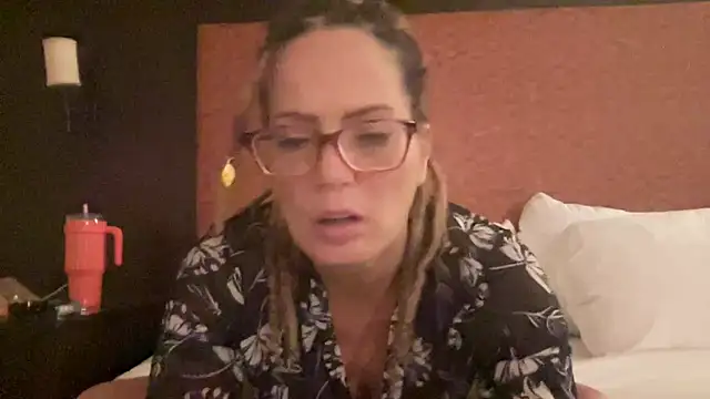 Snapshot of skarfos1babe69 chatting on December 27, 3:53 am skarfos1babe69 online show from December 27, 3:53 am