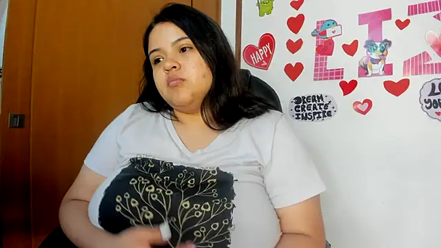 Snapshot of lizzie_c chatting on March 14, 9:24 am lizzie c online show from March 14, 9:24 am