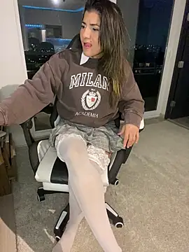 AlejandritaMilano online show from April 12, 1:32 am