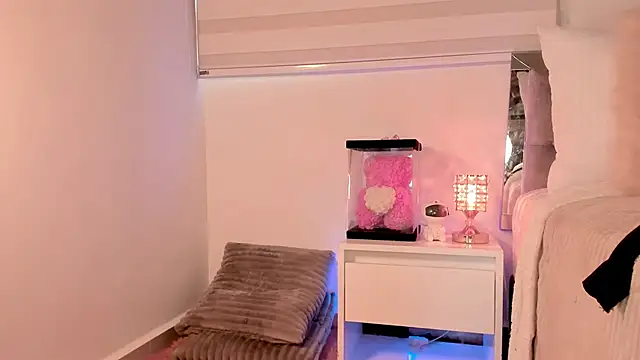 Alissonroses online show from March 29, 9:15 pm