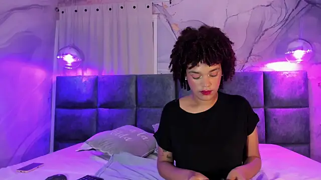 Snapshot of loladupont chatting on February 3, 11:31 am loladupont online show from February 3, 11:31 am