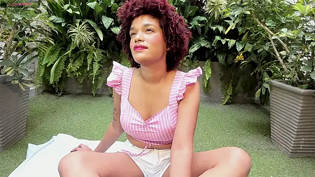 Snapshot of loladupont chatting on February 8, 11:55 am loladupont online show from February 8, 11:55 am