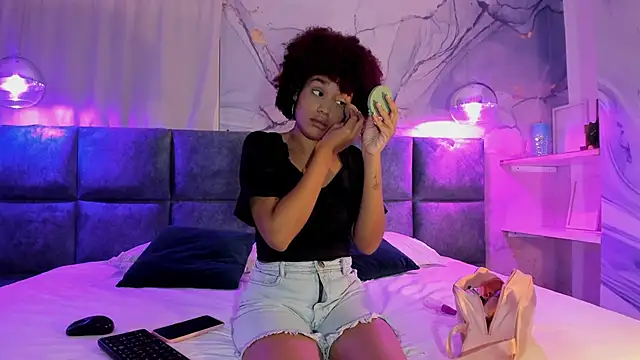 Snapshot of loladupont chatting on March 22, 11:32 am loladupont online show from March 22, 11:32 am