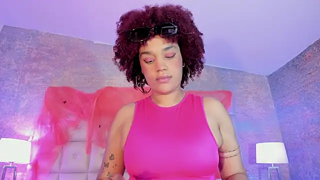 Snapshot of loladupont chatting on October 23, 3:06 am loladupont online show from October 23, 3:06 am